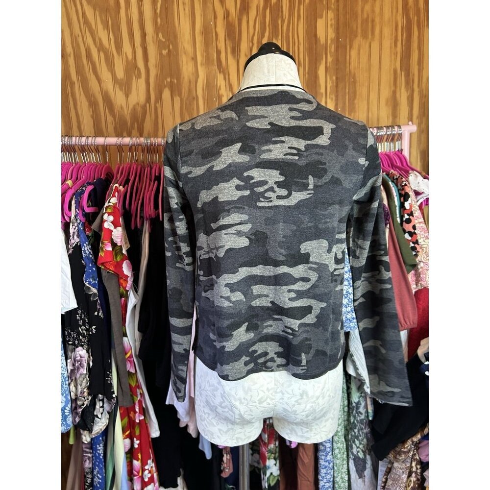 Sanctuary Women's V-Neck Cozy Pocket Sleeve Top in Distressed Camo Size XS - Picture 9 of 11